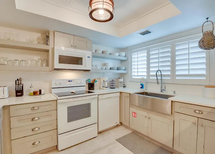 Siesta Key Condo With Heated Pool Less Than 1 Mi To Beach