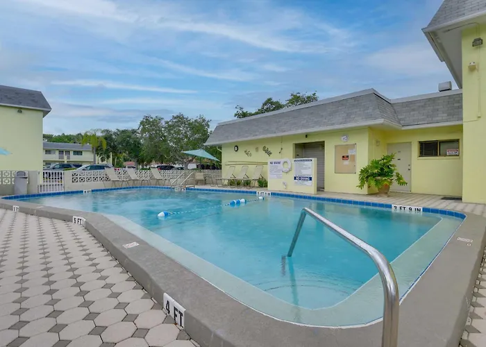 Siesta Key Condo With Heated Pool Less Than 1 Mi To Beach